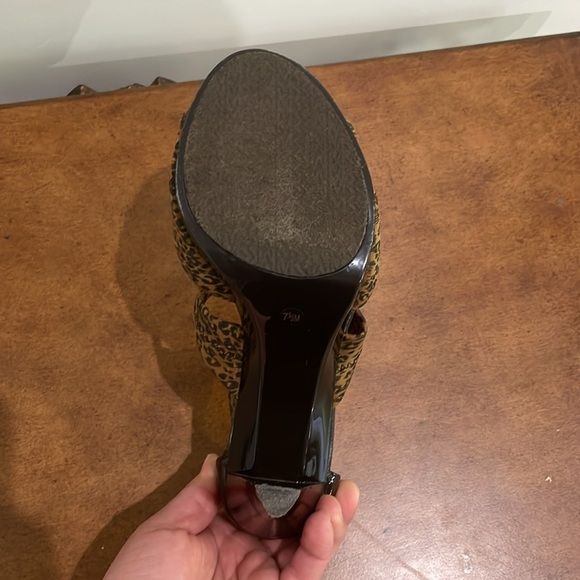 Michael Kors Cheetah Berkley T-Strap Heels Size 7.5 - Picture 12 of 16